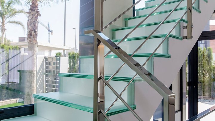 Exklusive Villen mit 3 Schlafzimmern, 3 Bädern, 1 Gäste-WC, Dachterrasse und Privatpool nur 600 m vom Strand