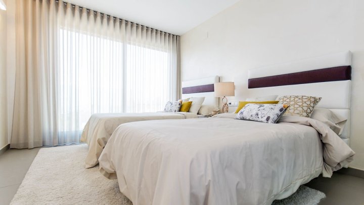Exklusive Villen mit 3 Schlafzimmern, 3 Bädern, 1 Gäste-WC, Dachterrasse und Privatpool nur 600 m vom Strand