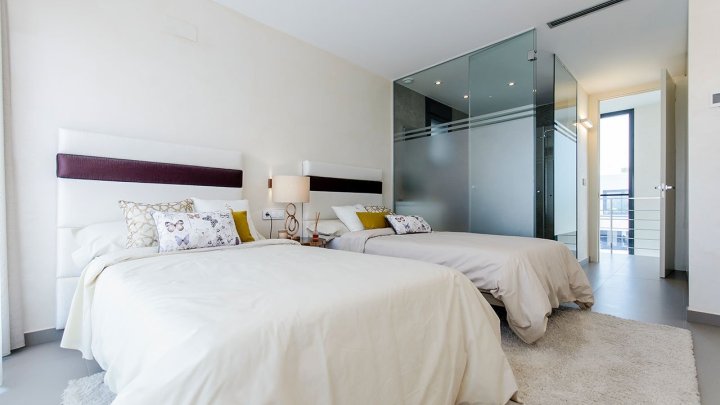 Exklusive Villen mit 3 Schlafzimmern, 3 Bädern, 1 Gäste-WC, Dachterrasse und Privatpool nur 600 m vom Strand
