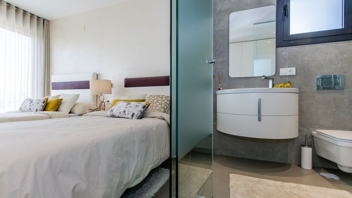 Exklusive Villen mit 3 Schlafzimmern, 3 Bädern, 1 Gäste-WC, Dachterrasse und Privatpool nur 600 m vom Strand