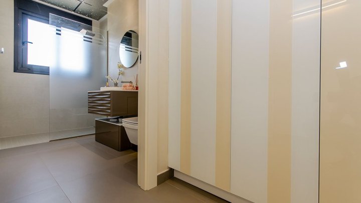 Exklusive Villen mit 3 Schlafzimmern, 3 Bädern, 1 Gäste-WC, Dachterrasse und Privatpool nur 600 m vom Strand