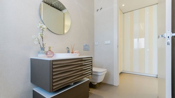 Exklusive Villen mit 3 Schlafzimmern, 3 Bädern, 1 Gäste-WC, Dachterrasse und Privatpool nur 600 m vom Strand