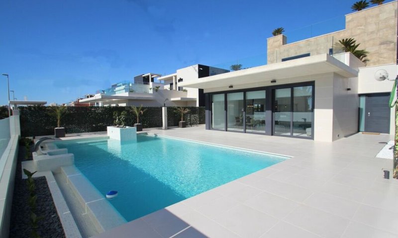 Exklusive Villen mit 4 Schlafzimmern, 4 Bädern, Dachterrasse und Privatpool nur 600 m vom Strand