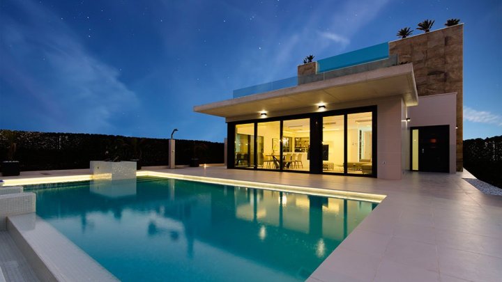 Exklusive Villen mit 4 Schlafzimmern, 4 Bädern, Dachterrasse und Privatpool nur 600 m vom Strand
