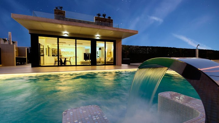 Exklusive Villen mit 4 Schlafzimmern, 4 Bädern, Dachterrasse und Privatpool nur 600 m vom Strand