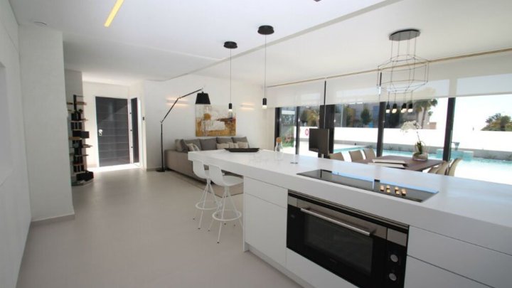 Exklusive Villen mit 4 Schlafzimmern, 4 Bädern, Dachterrasse und Privatpool nur 600 m vom Strand