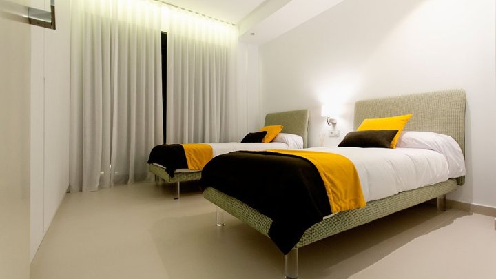 Exklusive Villen mit 4 Schlafzimmern, 4 Bädern, Dachterrasse und Privatpool nur 600 m vom Strand
