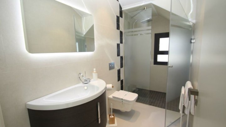 Exklusive Villen mit 4 Schlafzimmern, 4 Bädern, Dachterrasse und Privatpool nur 600 m vom Strand
