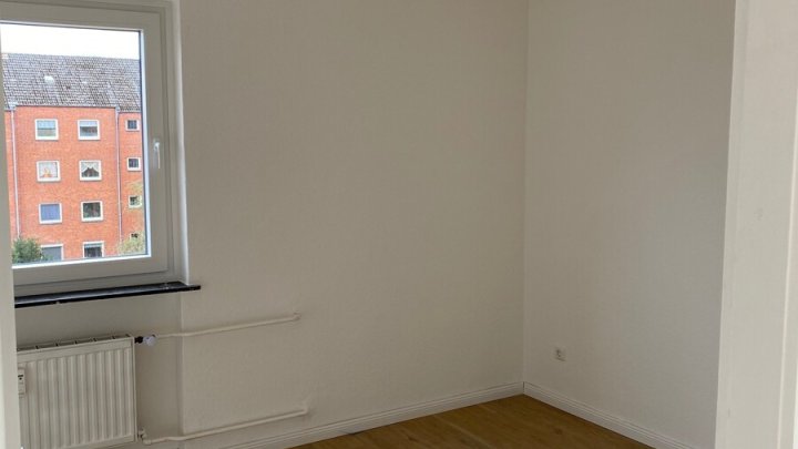 Helle 2 -Zimmer + 2 halbe Zimmer mit Balkon in Uni-Nähe