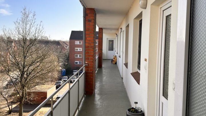 Helle 2 -Zimmer + 2 halbe Zimmer mit Balkon in Uni-Nähe