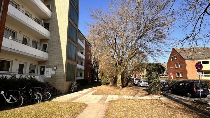 Helle 2 -Zimmer + 2 halbe Zimmer mit Balkon in Uni-Nähe