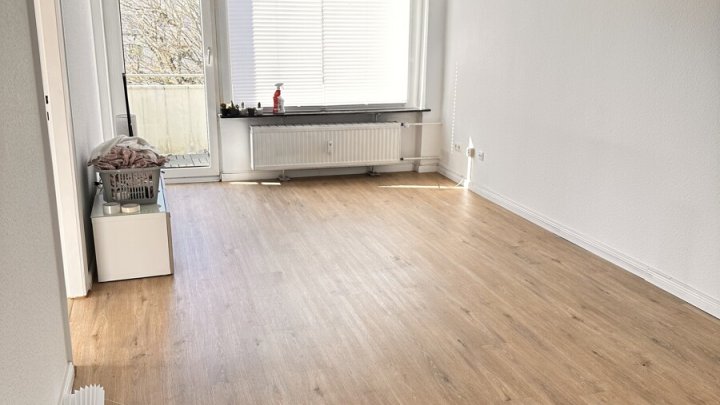 Helle 2 -Zimmer + 2 halbe Zimmer mit Balkon in Uni-Nähe