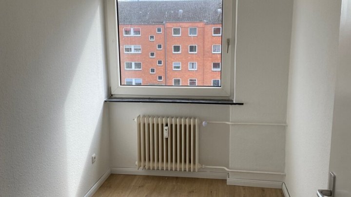 Helle 2 -Zimmer + 2 halbe Zimmer mit Balkon in Uni-Nähe