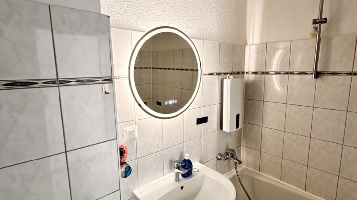 Helle 2 -Zimmer + 2 halbe Zimmer mit Balkon in Uni-Nähe