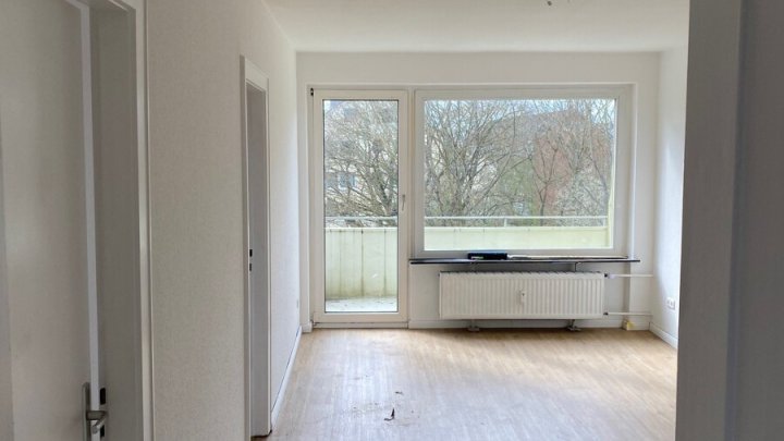Helle 2 -Zimmer + 2 halbe Zimmer mit Balkon in Uni-Nähe