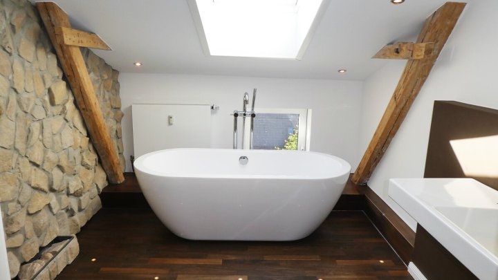 KIEL-BLÜCHERPLATZ: 4-Zimmer-Wohnung über 2 Ebenen (4. +5. OG) mit 2 Balkonen (ohne Fahrstuhl)