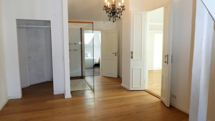 KIEL-BLÜCHERPLATZ: 4-Zimmer-Wohnung über 2 Ebenen (4. +5. OG) mit 2 Balkonen (ohne Fahrstuhl)