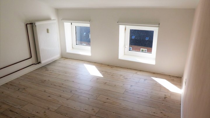 KIEL-BLÜCHERPLATZ: 4-Zimmer-Wohnung über 2 Ebenen (4. +5. OG) mit 2 Balkonen (ohne Fahrstuhl)