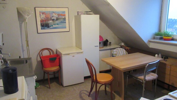 Mansardenzimmer in der Holtenauer Str. 90 zu vermieten- Otto Stöben GmbH