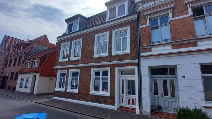 Mehrfamilienhaus 4 Wohneinheiten 4 Garagen in Glückstadt und ein echtes maritimes Kleinod nahe des

Binnenhafens, mitten in der Stadt