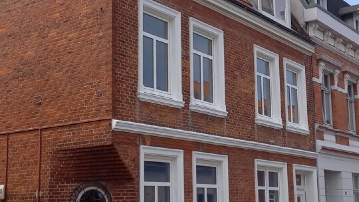 Mehrfamilienhaus 4 Wohneinheiten 4 Garagen in Glückstadt und ein echtes maritimes Kleinod nahe des

Binnenhafens, mitten in der Stadt