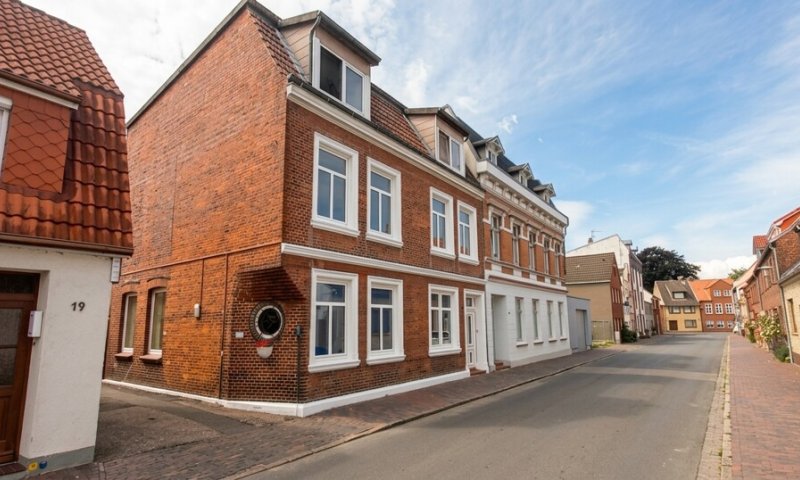 Mehrfamilienhaus 4 Wohneinheiten 4 Garagen in Glückstadt und ein echtes maritimes Kleinod nahe des

Binnenhafens, mitten in der Stadt