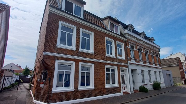 Mehrfamilienhaus 4 Wohneinheiten 4 Garagen in Glückstadt und ein echtes maritimes Kleinod nahe des

Binnenhafens, mitten in der Stadt