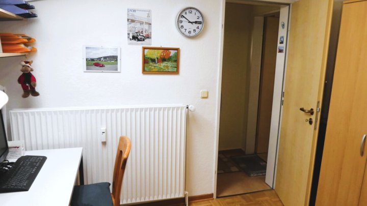 KIEL-HOLTENAU: Großzügige und freiwerdende 4,5-Zimmer-Wohnung über 2 Ebenen mit Loggia und Carport