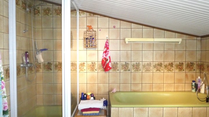 KIEL-HOLTENAU: Großzügige und freiwerdende 4,5-Zimmer-Wohnung über 2 Ebenen mit Loggia und Carport