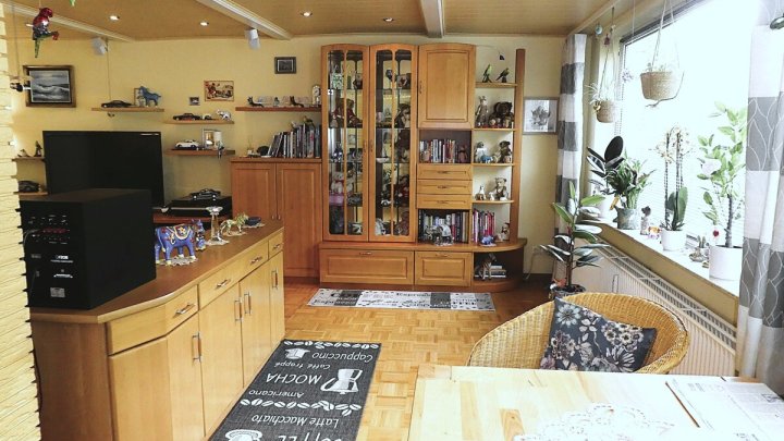 KIEL-HOLTENAU: Großzügige und freiwerdende 4,5-Zimmer-Wohnung über 2 Ebenen mit Loggia und Carport