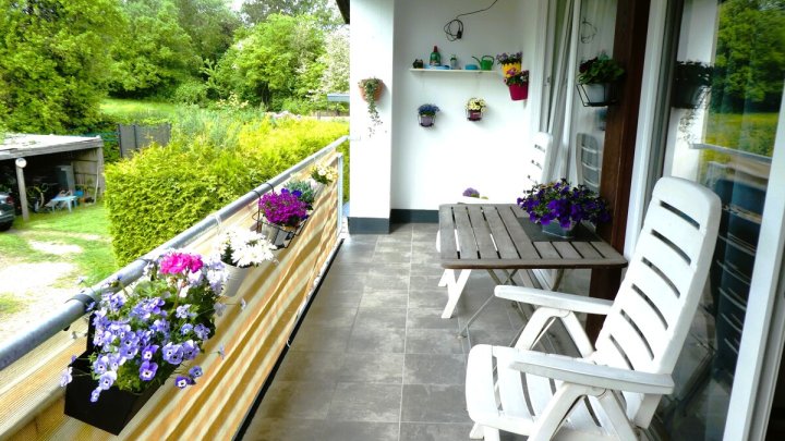 KIEL-HOLTENAU: Großzügige und freiwerdende 4,5-Zimmer-Wohnung über 2 Ebenen mit Loggia und Carport