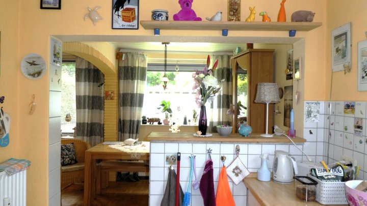 KIEL-HOLTENAU: Großzügige und freiwerdende 4,5-Zimmer-Wohnung über 2 Ebenen mit Loggia und Carport