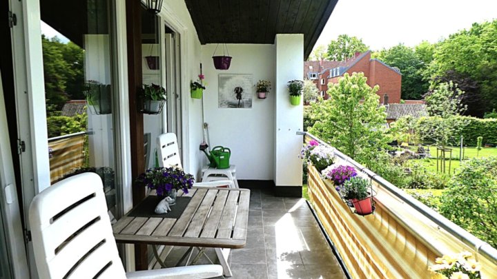 KIEL-HOLTENAU: Großzügige und freiwerdende 4,5-Zimmer-Wohnung über 2 Ebenen mit Loggia und Carport