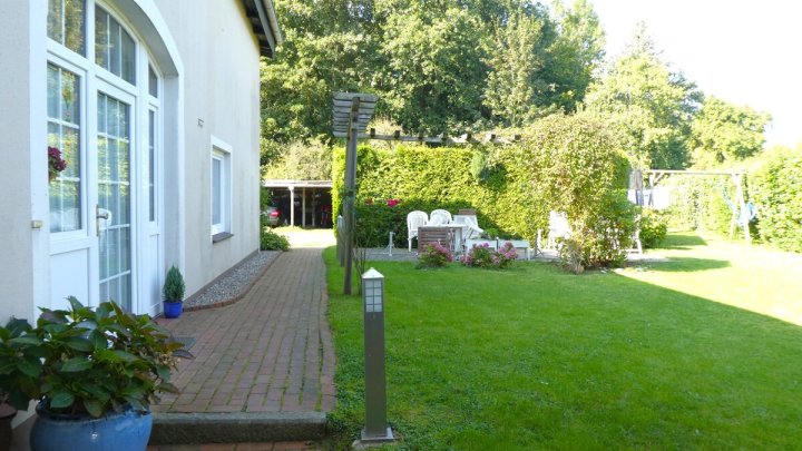 KIEL-HOLTENAU: Großzügige und freiwerdende 4,5-Zimmer-Wohnung über 2 Ebenen mit Loggia und Carport