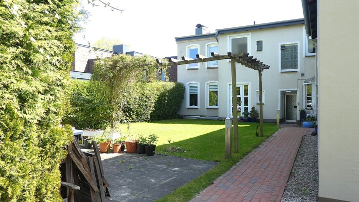 KIEL-HOLTENAU: Großzügige und freiwerdende 4,5-Zimmer-Wohnung über 2 Ebenen mit Loggia und Carport