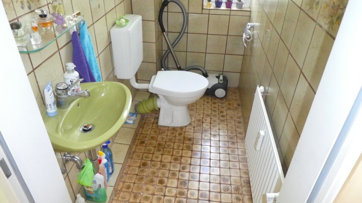 KIEL-HOLTENAU: Großzügige und freiwerdende 4,5-Zimmer-Wohnung über 2 Ebenen mit Loggia und Carport