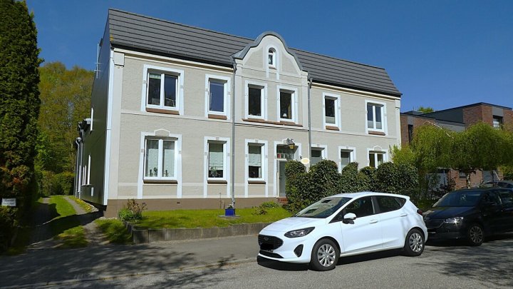 KIEL-HOLTENAU: Großzügige und freiwerdende 4,5-Zimmer-Wohnung über 2 Ebenen mit Loggia und Carport