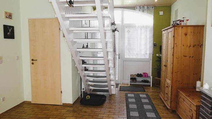 KIEL-HOLTENAU: Großzügige und freiwerdende 4,5-Zimmer-Wohnung über 2 Ebenen mit Loggia und Carport