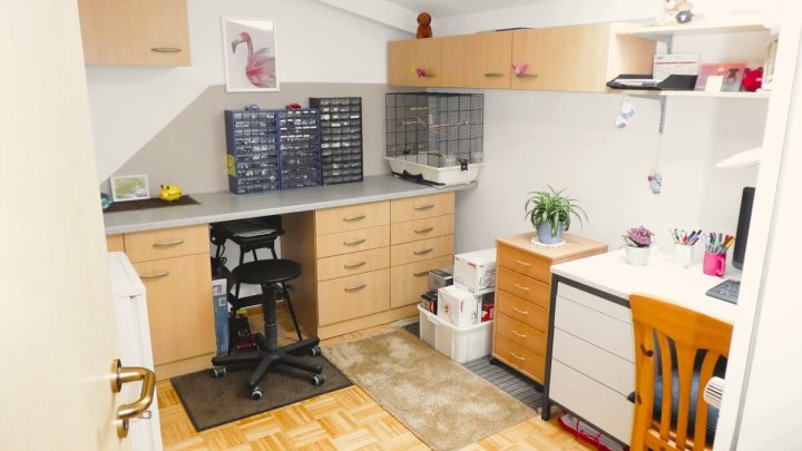 KIEL-HOLTENAU: Großzügige und freiwerdende 4,5-Zimmer-Wohnung über 2 Ebenen mit Loggia und Carport