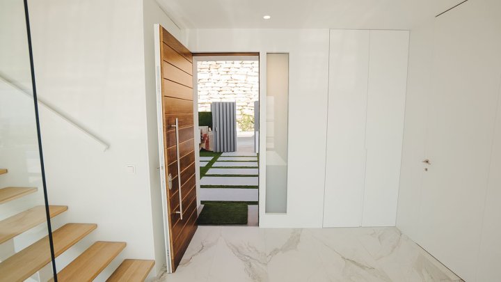 Luxusvilla für höchste Ansprüche mit 4 Schlafzimmern, Garage, Privatpool und Meerblick