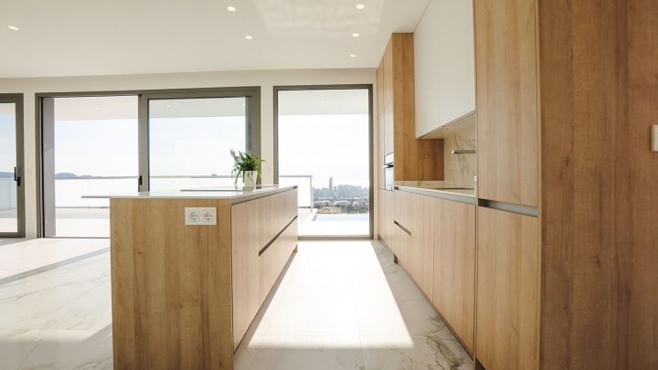 Luxusvilla für höchste Ansprüche mit 4 Schlafzimmern, Garage, Privatpool und Meerblick