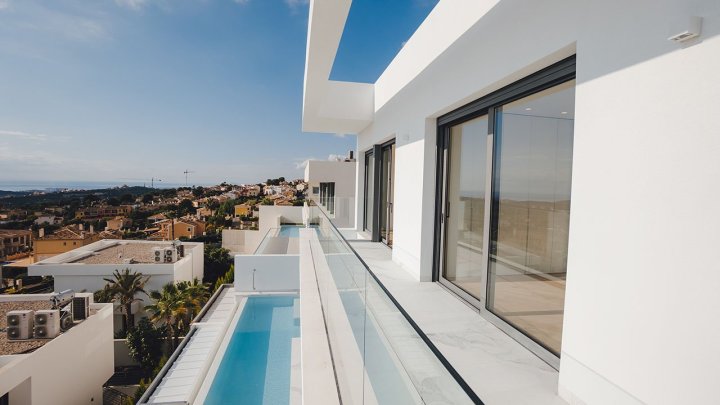 Luxusvilla für höchste Ansprüche mit 4 Schlafzimmern, Garage, Privatpool und Meerblick