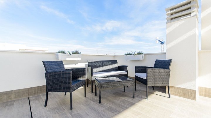 Moderne Villen mit 3 Schlafzimmern, 3 Bädern, Dachterrasse, Privatpool, Kfz-Stellplatz und optionalem Keller