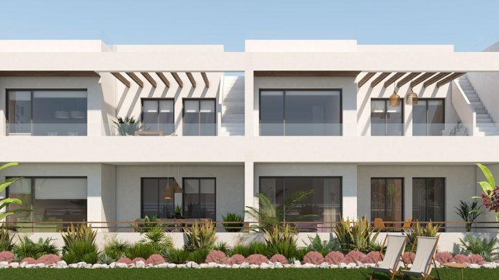 Moderne Obergeschoss-Wohnungen mit 2 Schlafzimmern, 2 Bädern, Dachterrasse, Klimaanlage, Alarmanlage und Gemeinschaftspool nur 250 m vom Meer