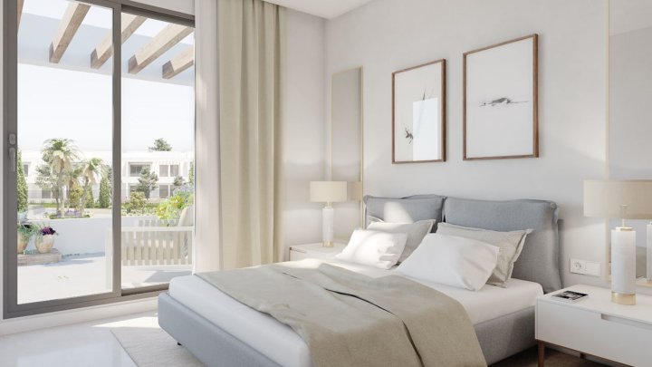 Moderne Obergeschoss-Wohnungen mit 2 Schlafzimmern, 2 Bädern, Dachterrasse, Klimaanlage, Alarmanlage und Gemeinschaftspool nur 250 m vom Meer