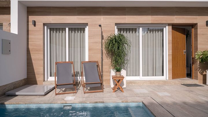 Reihenhäuser mit 3 Schlafzimmern, 2 Bädern, Dachterrasse und Privatpool