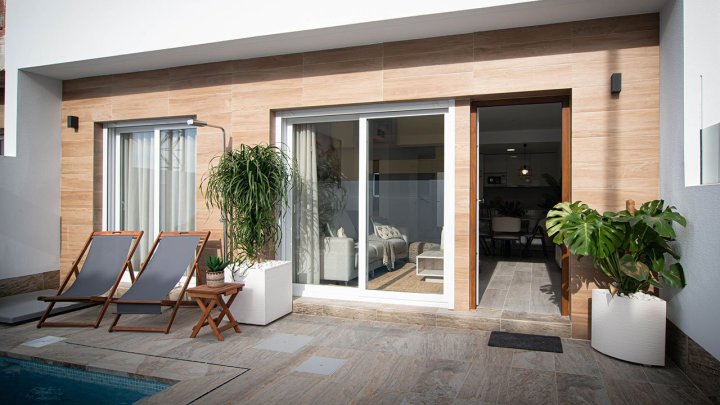 Reihenhäuser mit 3 Schlafzimmern, 2 Bädern, Dachterrasse und Privatpool