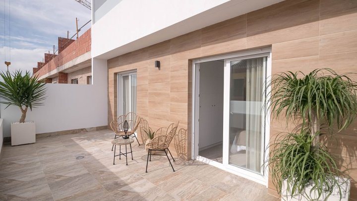 Reihenhäuser mit 3 Schlafzimmern, 2 Bädern, Dachterrasse und Privatpool