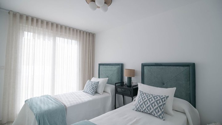 Reihenhäuser mit 3 Schlafzimmern, 2 Bädern, Dachterrasse und Privatpool