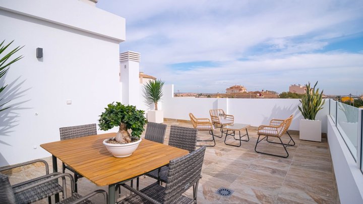 Reihenhäuser mit 3 Schlafzimmern, 2 Bädern, Dachterrasse und Privatpool